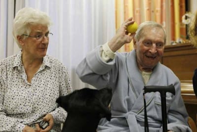 016 Ciko gioca con un paziente